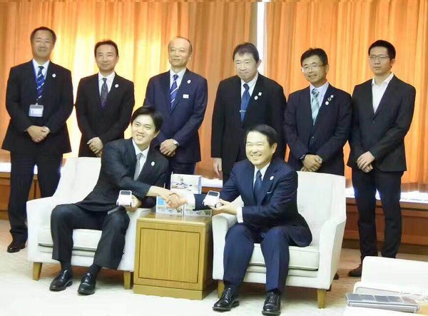 大阪商工会议所尾崎裕会长、大阪市长吉村洋文以及Makeblock亚太区负责人出席此次捐赠仪式。
